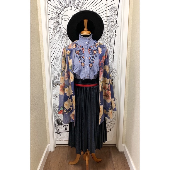 π Beautiful embroidered top - Picture 9 of 11